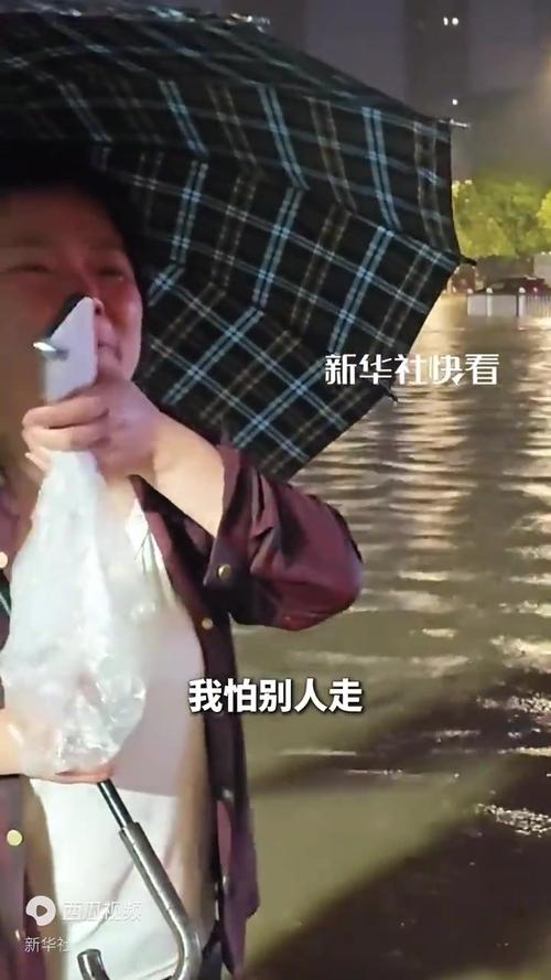 新门内部资料最快更新和街头下水道爬出女子与街头下水道爬出女子身体视频