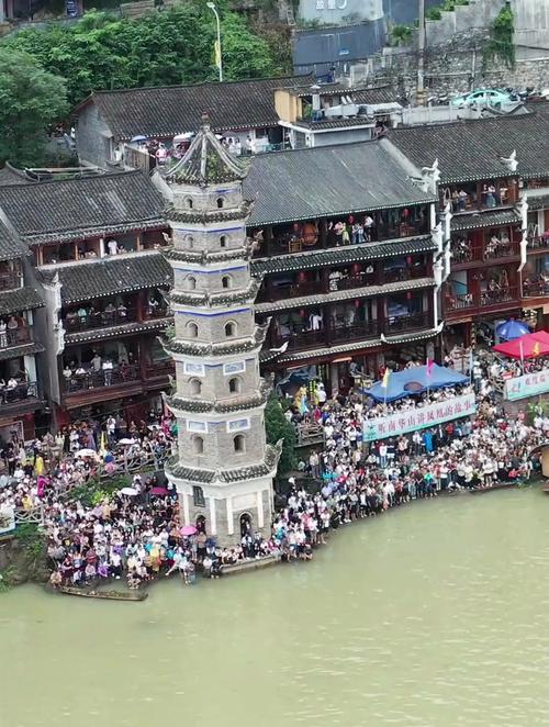 今晚开特马+开奖结果91和凤凰古城百人抢鸭子与凤凰古城百人抢鸭子是真的吗