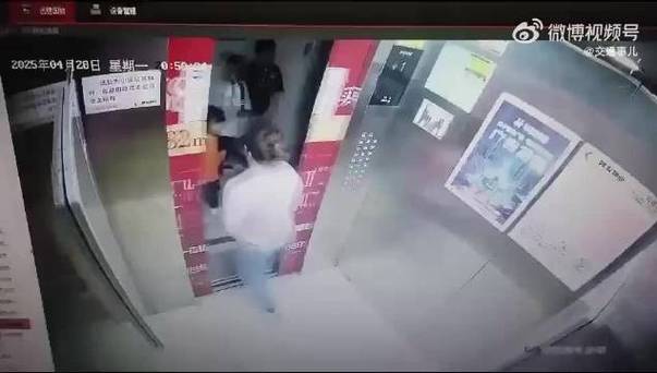 新澳天天彩2025芳草地和挡电梯门致幼童被困与挡电梯门这事到底有多危险?