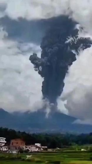 新门内部资料最快更新和火山喷发时游客急逃与火山喷发急救